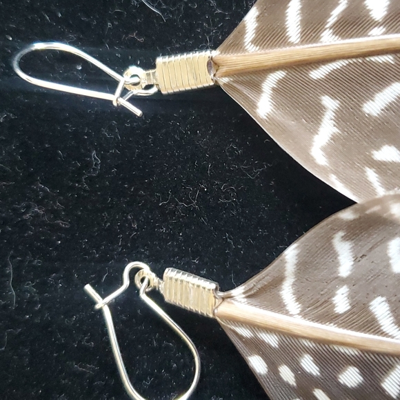 Medium Size Feather 🪶 Earrings. - Picture 6 of 7